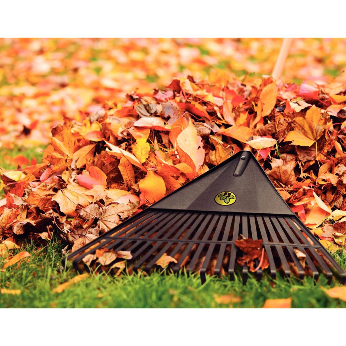 Rastelo Jardim Tramontina 54cm Vassoura Plástica Preta 22 Dentes Restel para Jardinagem Sem Cabo - Imagem 3
