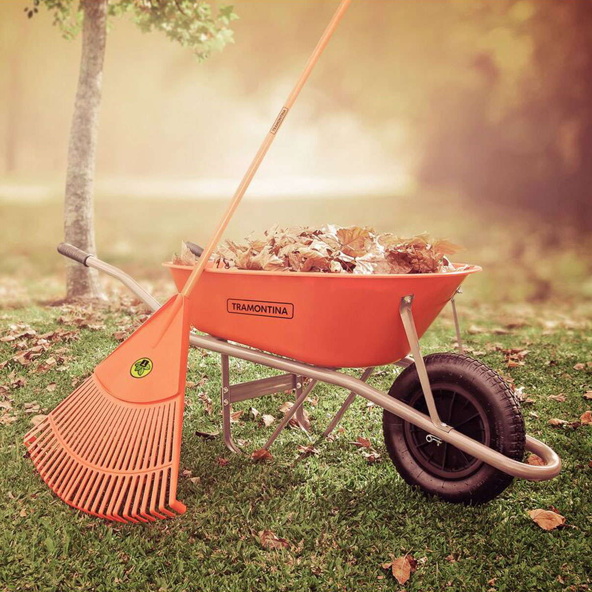 Rastelo Jardim Tramontina 60,8cm Vassoura Plástica Laranja 26 Dentes Restel para Jardinagem Sem Cabo - Imagem 4