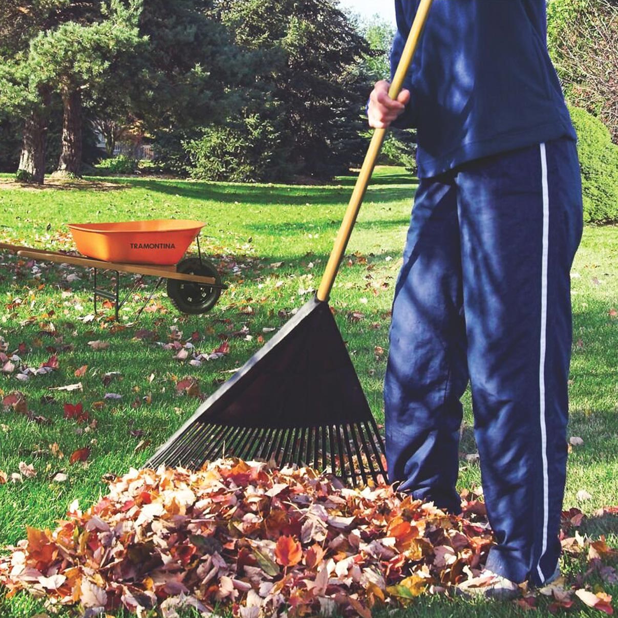 Rastelo Jardim Tramontina 60,8cm Vassoura Plástica Preta 26 Dentes Restel para Jardinagem Sem Cabo - Imagem 3